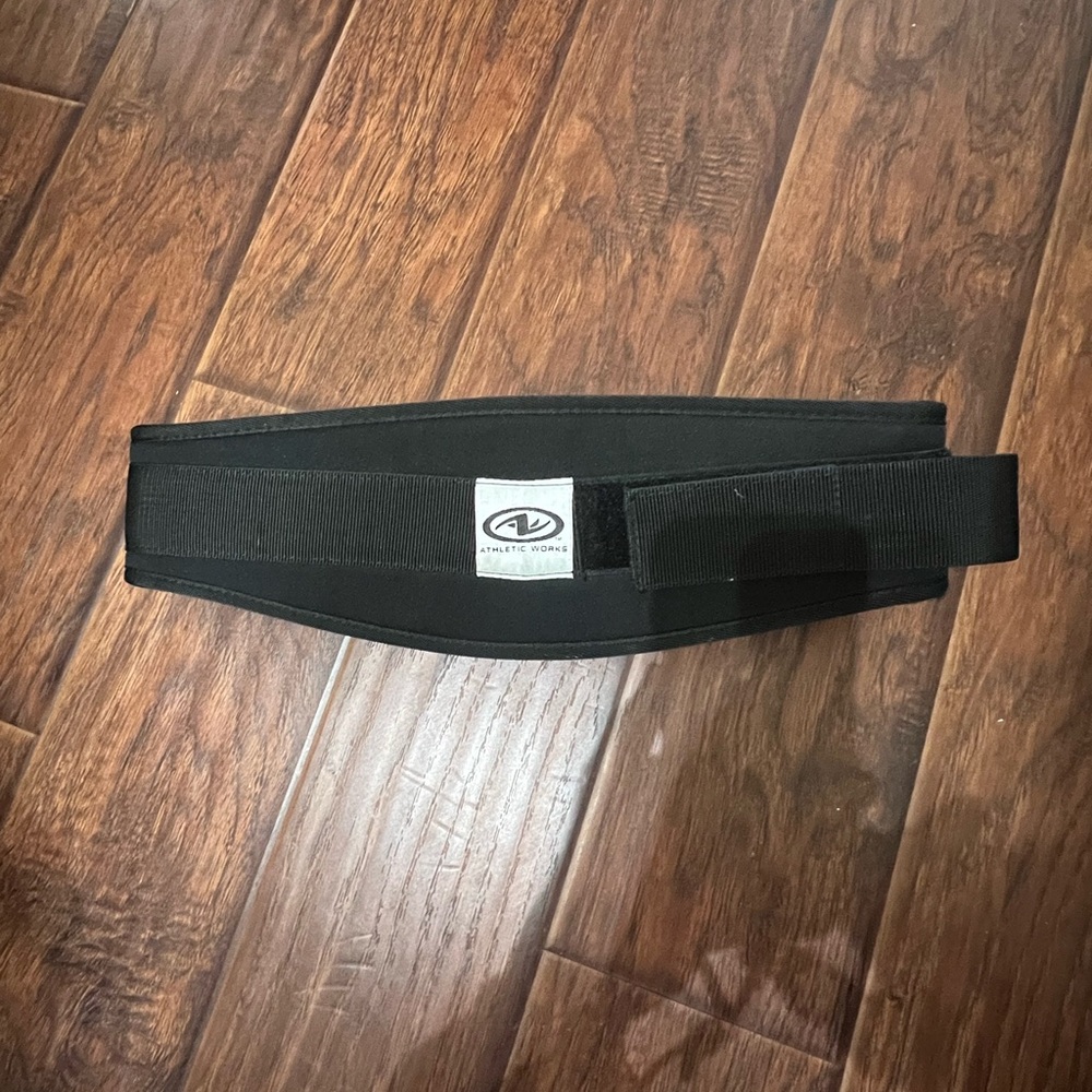 XL adjustable fit.  Ideal for lifting, strength training…